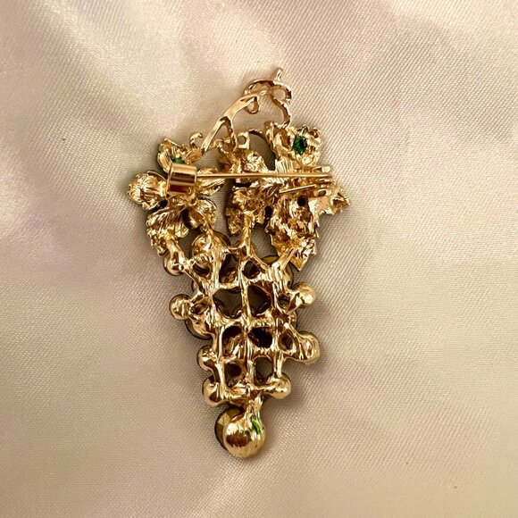 🧷Vintage-Inspired Grapes Crystal and Enamel Brooch - Gold Tone Alloy - Picture 2 of 4